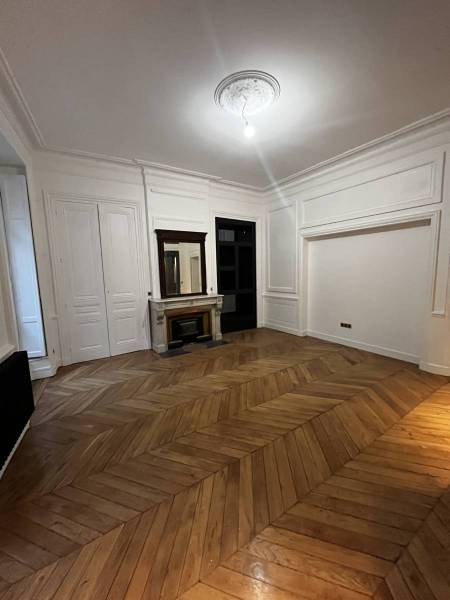 Pose de revêtements de sols de qualité avec large choix par un professionnel de la rénovation à Lyon et sa région