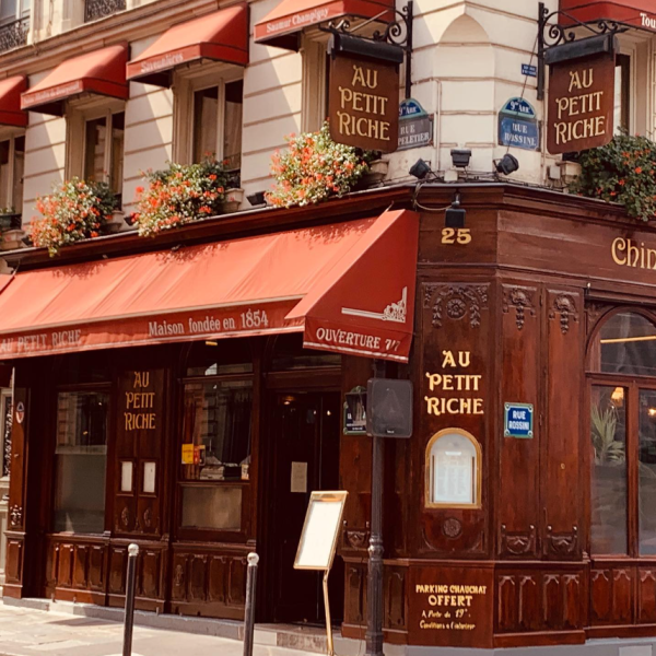 Rénovation de façade d'une brasserie parisienne 